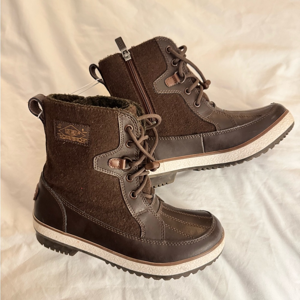 Ugg Australia Cabiro Brown 1003144K Waterproof Boot Size 2 USA